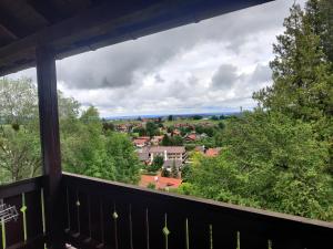 einen Blick auf die Stadt vom Balkon eines Hauses in der Unterkunft Landhaus Schönblick in Bad Kohlgrub