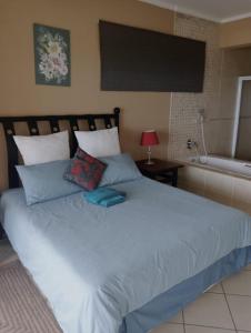 1 dormitorio con 1 cama grande con almohadas azules en Blue Whale, en Margate