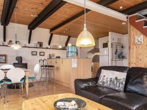 un soggiorno con divano e tavolo di 6 person holiday home in Bogense a Bogense