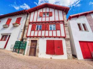 uma casa vermelha e branca com portas vermelhas em Belle Maison Basque 12 Personnes em Urrugne