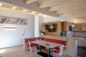cocina y comedor con mesa y sillas en Rodahof, en Sesto