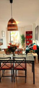 een woonkamer met een glazen tafel en stoelen bij Maravilloso apartamento in Nerja