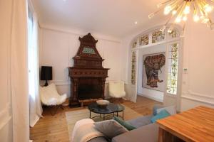- un salon avec un canapé et une cheminée dans l'établissement Magnifique appartement dans la Ville d'Hiver, à Arcachon