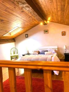 Villemur-sur-TarnにあるCocon paisible et confortable.の木製の天井のベッドルーム1室(ベッド1台付)