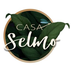 a round sign with the word casa seilia with green leaves at Casa Rural Casa Selmo in Carreno
