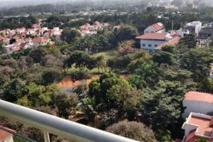 - une vue sur la ville depuis le balcon d'une maison dans l'établissement Home Office,Whitefield, ITPL, à Bangalore