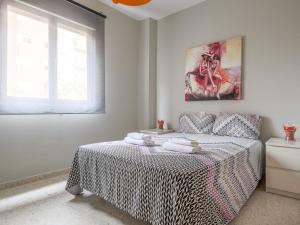 Lova arba lovos apgyvendinimo įstaigoje Apartamento reformado en Sevilla Barrio Macarena
