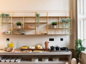 uma cozinha com um balcão com comida em Casa Noronha Lima - Historic Stay em Alvarenga