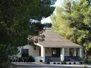 Casa blanca con porche y árboles en La Ruella, en Cerviá