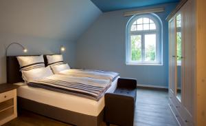 ein Schlafzimmer mit einem großen Bett in einem blauen Zimmer in der Unterkunft Parkresidenz Lychen, Ferienwohnung 10 in Lychen