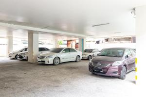 Boonchai Mansion في هات ياي: مجموعة من السيارات تقف في موقف للسيارات