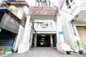 een toegang tot een gebouw met een bord erop bij Boonchai Mansion in Hat Yai