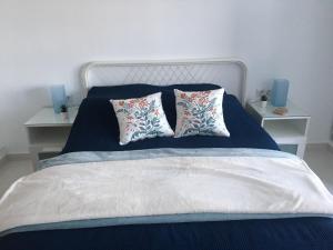 Ένα ή περισσότερα κρεβάτια σε δωμάτιο στο Bright studio apt. with sea view and pool