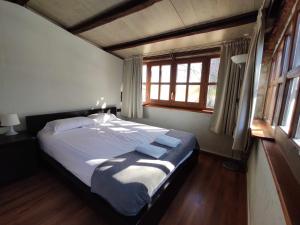 a bedroom with a bed with two towels on it at Casita con jacuzzi Rectoria de Dosquers in Maia de Montcal