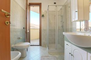 y baño con aseo, lavabo y ducha. en Incantevole appartamento a Gaggiano sul Naviglio!, en Gaggiano