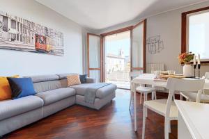 sala de estar con sofá y mesa en Incantevole appartamento a Gaggiano sul Naviglio!, en Gaggiano