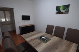una sala da pranzo con tavolo e sedie in legno di Wasen Apartment a Stoccarda