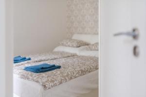- 2 lits dans une chambre avec des serviettes dans l'établissement Downtown GEM AirCond close to Heroes' square, à Budapest
