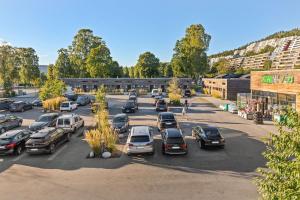 um parque de estacionamento cheio de carros estacionados num parque de estacionamento em Topcamp Bogstad - Oslo em Oslo