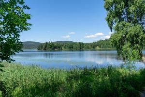 uma vista para um lago com montanhas ao fundo em Topcamp Bogstad - Oslo em Oslo