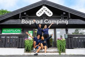 um grupo de pessoas posando em frente a um edifício em Topcamp Bogstad - Oslo em Oslo