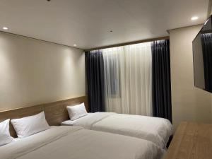 Llit o llits en una habitació de The garden hotel