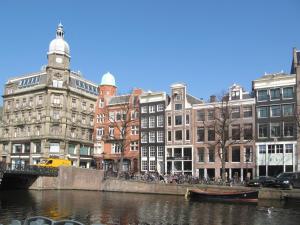 een groep gebouwen aan de oever van een rivier bij KeizersgrachtSuite471 in Amsterdam