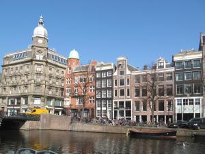 un groupe de bâtiments au bord d'une rivière dans l'établissement KeizersgrachtSuite471, à Amsterdam