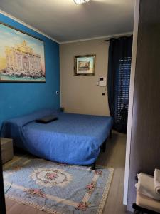 - une chambre avec un lit et un mur bleu dans l'établissement sole, à Rome