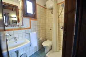 łazienka z toaletą i umywalką w obiekcie La zagara e l'arancio w mieście Caltanissetta