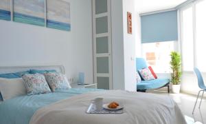 Ένα ή περισσότερα κρεβάτια σε δωμάτιο στο Bright studio apt. with sea view and pool
