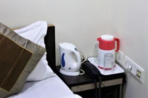 Postel nebo postele na pokoji v ubytování Reliable Inn
