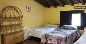 1 dormitorio con 2 camas y ventana en La Majada, en Ciudad Rodrigo