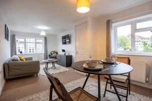 a living room with a table and chairs at Bristol Short Stays Redland Free Parking! in Bristol