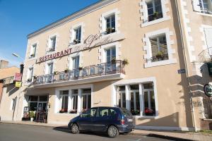 une voiture bleue garée devant un bâtiment dans l'établissement Logis Hôtel de France restaurant le Lucullus, à Montmorillon