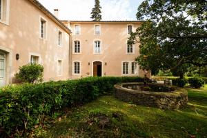 una vista exterior de un gran edificio con patio en Château Haut Gléon, en Villesèque-des-Corbières