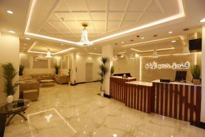 فندق حصن الأبلق - Alablaq Hotel في تيماء: لوبي فندق فيه مكتب استقبال