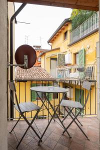 een tafel en 2 stoelen op een balkon bij Stylish 2 bedroom with balcony in Verona