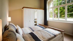 a room with a bed with a window at Parkresidenz Lychen, Ferienwohnung 3 in Lychen