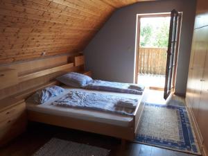 1 dormitorio con 1 cama y ventana en una habitación en Villa Blue en Nördlingen