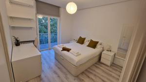 馬德里的住宿－Espectacular apartamento en Cuzco / Alberto Alcocer，一间小卧室,配有白色的床和窗户