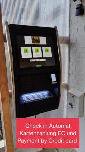 una máquina atm con una señal delante de ella en Akzent Hotel Alte Direktionsvilla Kupfermühle, en Flensburg