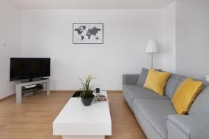 Televízia a/alebo spoločenská miestnosť v ubytovaní Warsaw Ursynów Modern Apartment by Noclegi Renters