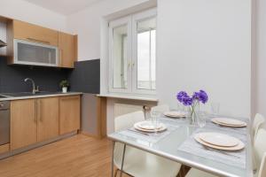 Kuchyňa alebo kuchynka v ubytovaní Warsaw Ursynów Modern Apartment by Noclegi Renters