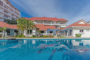 une piscine en face d'un bâtiment dans l'établissement Resort 2-3BR Huge Pool, BBQ, 300m-Beach, 5 mins to Walking Street, à Pattaya (sud)