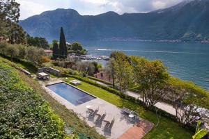 una casa con piscina junto a un cuerpo de agua en Villa Glamour - Homelike Villas, en Ossuccio
