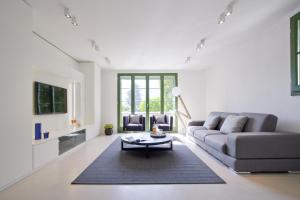 un soggiorno con divano e tavolo di Villa Glamour - Homelike Villas a Ossuccio