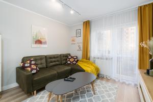 sala de estar con sofá y mesa en Nad Potokiem Apartment Poznań by Renters en Poznan