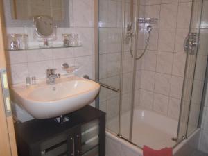 Ένα μπάνιο στο Ferienhaus Teubner +31 φωτογραφίες