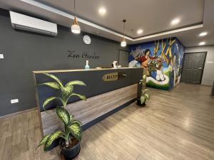 um átrio com uma recepção com plantas num quarto em Hotel Zen Garden em Guwahati